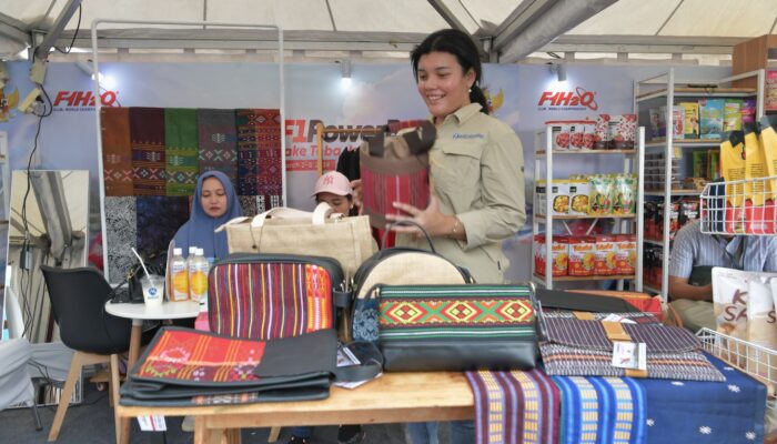 Produk UMKM Ramaikan F1 Poweboat Danau Toba 2024