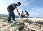 FJL Bersihkan Sampah Internasional Di Pantai Balu, Pulo Aceh