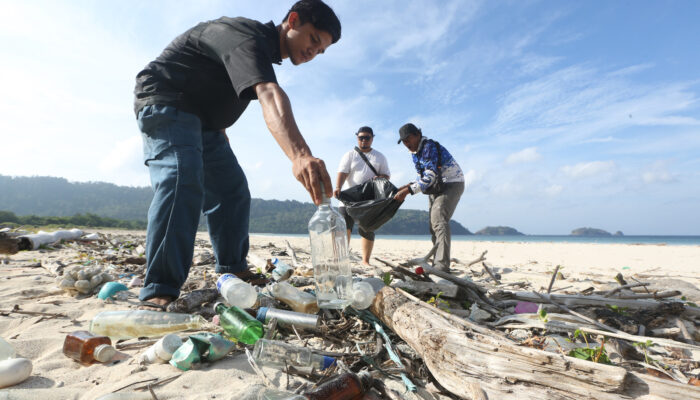 FJL Bersihkan Sampah Internasional Di Pantai Balu, Pulo Aceh