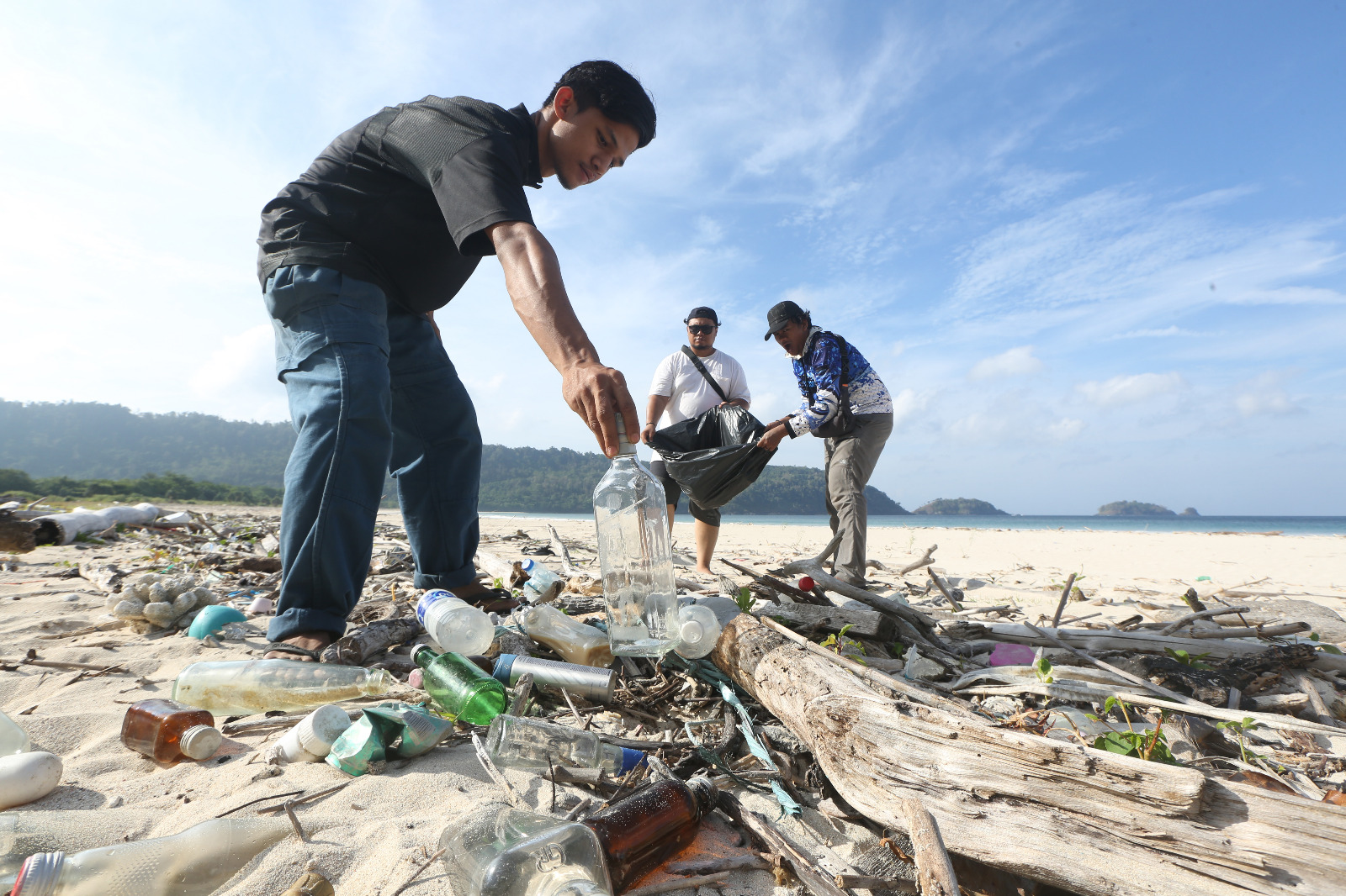 FJL Bersihkan Sampah Internasional Di Pantai Balu, Pulo Aceh