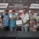 Dari kiri ke kanan, Manager PLN UP3 Sibolga Gebyar Pandito, General Manager PLN UID Sumatera Utara Saleh Siswanto, Project Direktur F1H2O dan Wakil Dirut MGPA Samsul Purba dan Head of Corporate Communication Injourney Alfianto Domy Aji melakukan serah terima Renewable Energy Certificate, di Media Center Balige, Minggu (3/3).