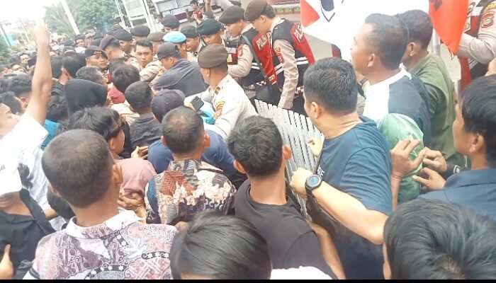 Minta Perhitungan Ulang, Massa Dan Polisi Saling Dorong Di KPU Palas