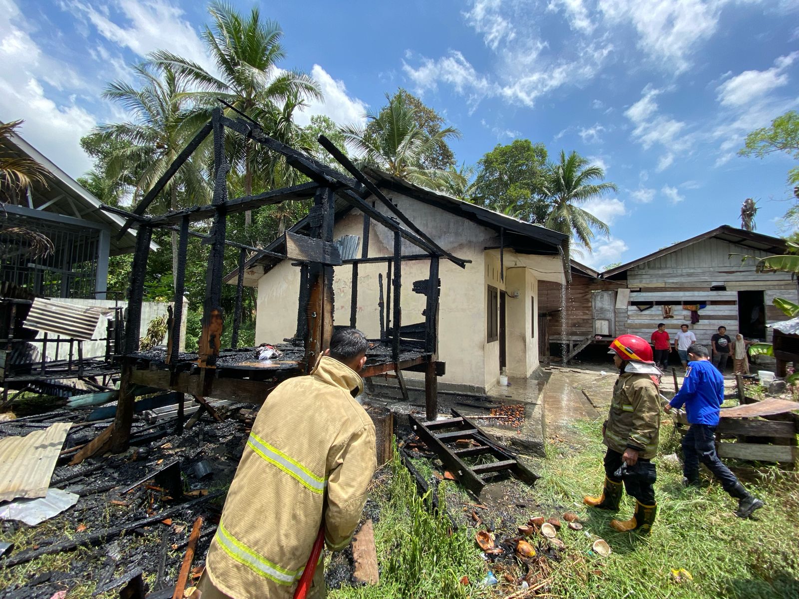 Rumah Nenek Syamsiah Musnah Terbakar Rumah Nenek Syamsiah Musnah Terbakar
