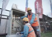 Secara rutin petugas PLN memeriksa dan mengukur beban di setiap panel yang berada di venue utama kejuaraan F1 Powerboat di Balige, Sumatera Utara.