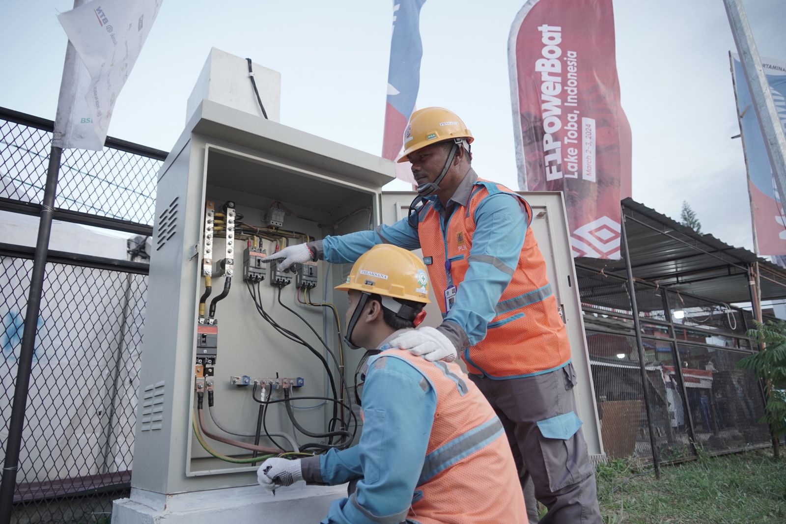 Secara rutin petugas PLN memeriksa dan mengukur beban di setiap panel yang berada di venue utama kejuaraan F1 Powerboat di Balige, Sumatera Utara.