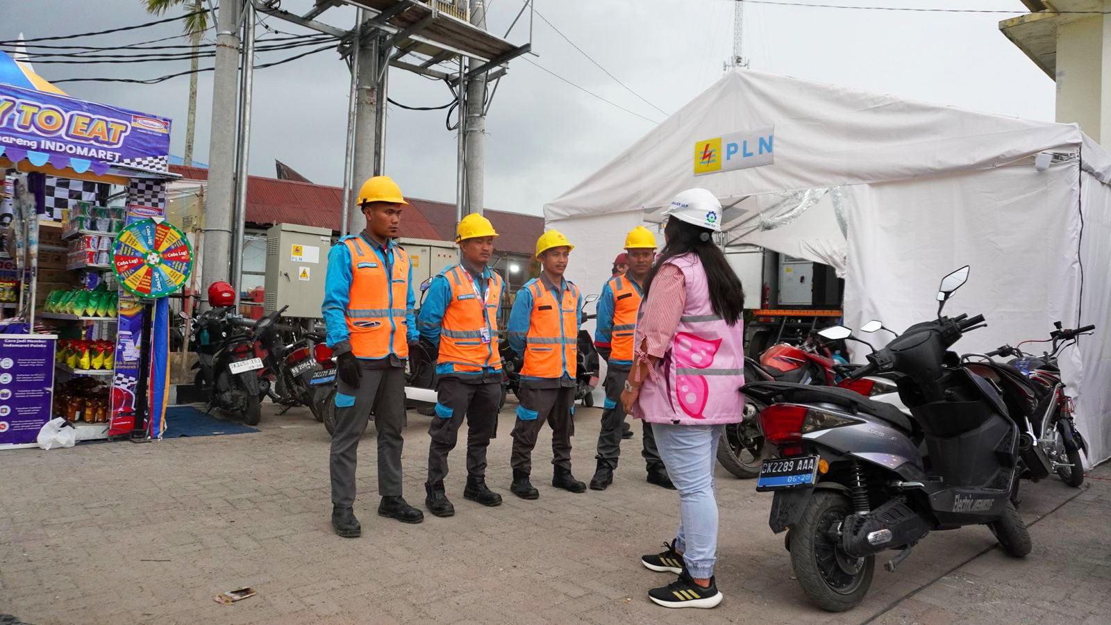 Srikandi PLN secara rutin melakukan briefing setiap hari sebelum melakukan pengecekan secara berkala di venue kejuaraan dunia F1 Powerboat yang dilaksanakan pada 1 - 3 Maret 2024 di Balige, Kabupaten Toba, Sumatera Utara.