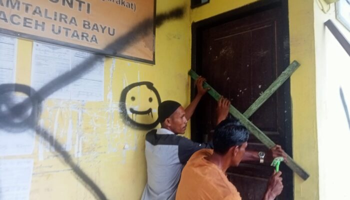 Warga Punti Segel Kantor Geusyik