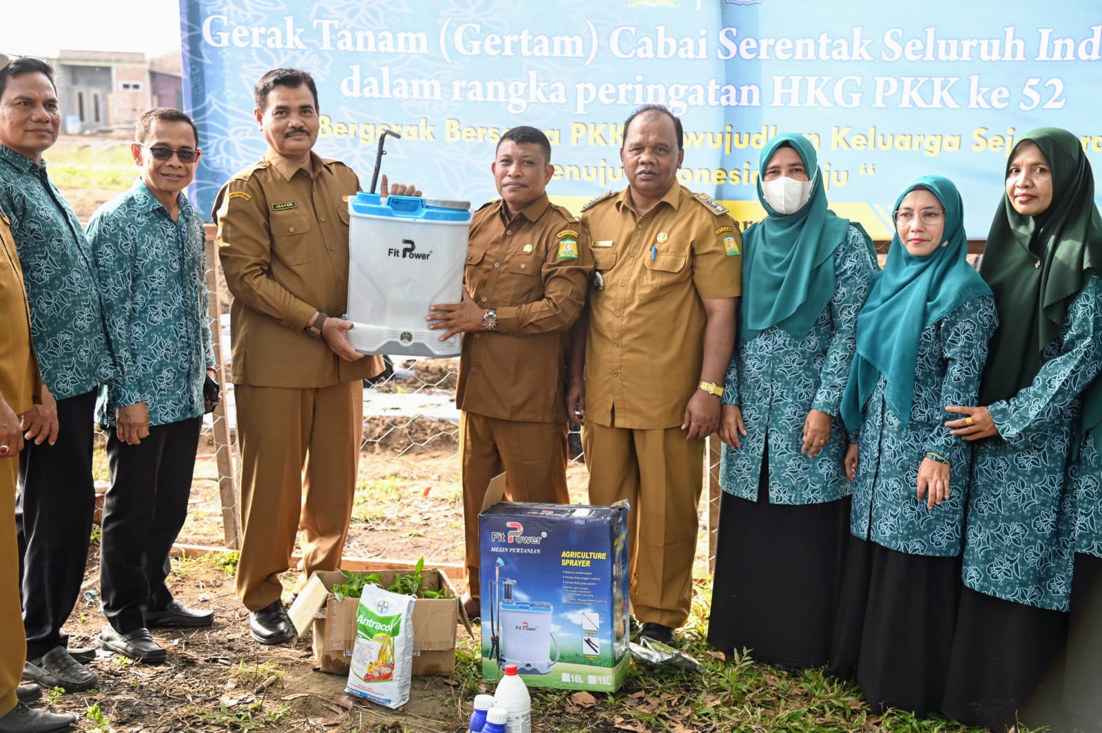 Pengurus PKK Aceh Besar Tanam Cabai Di Kajhu