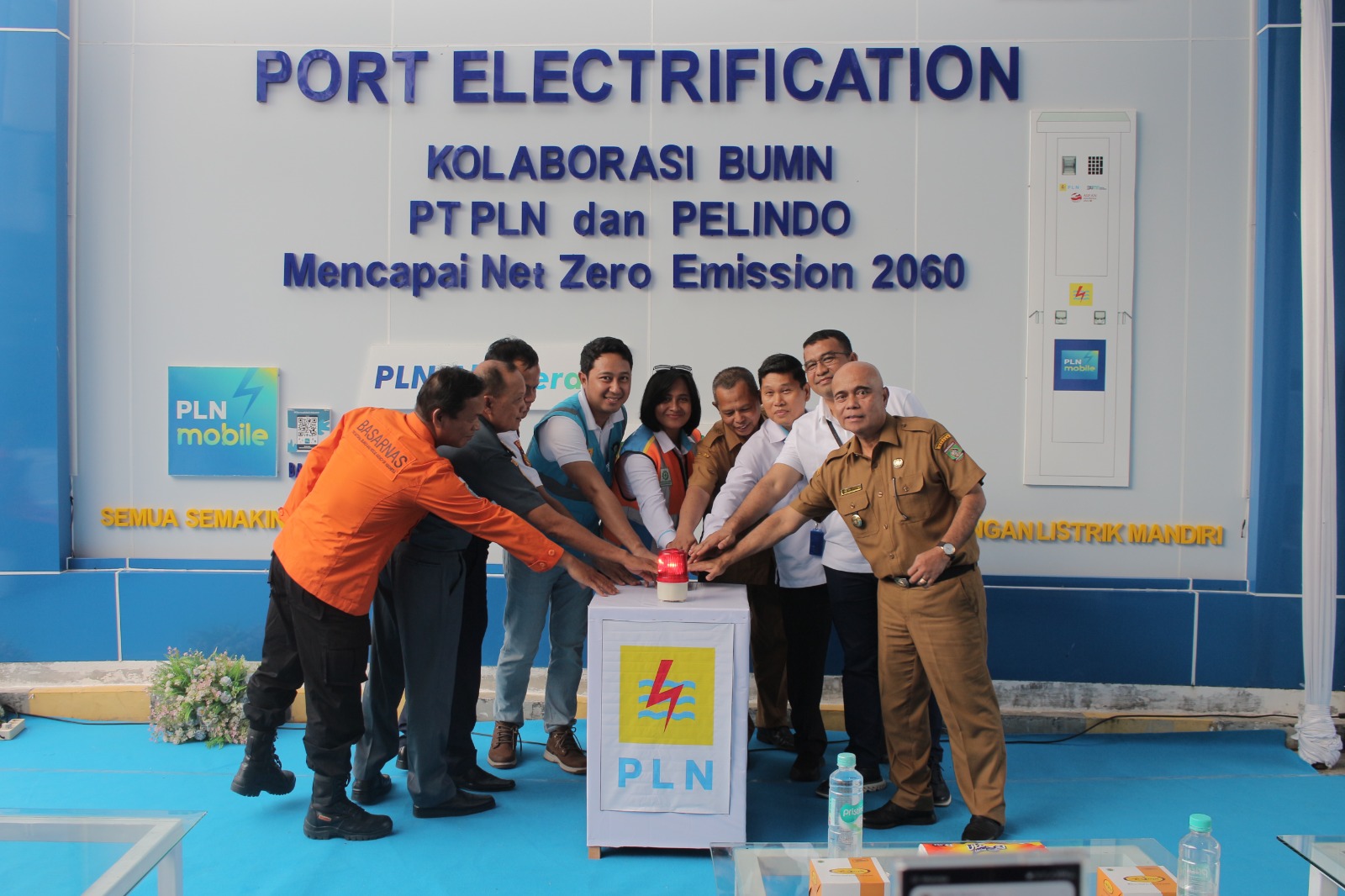 Peresmian Port Electrification, kolaborasi antara PLN dan Pelabuhan Indonesia dilakukan secara simbolis dengan menekan tombol sirine, Senin (4/3).