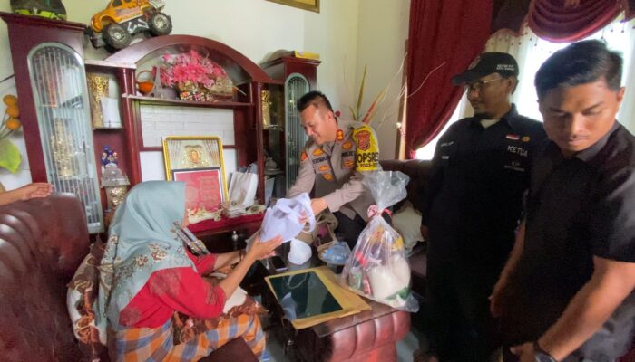 Kapolres Sabang Serahkan Bantuan Anggota KPPS Alami Kecelakaan