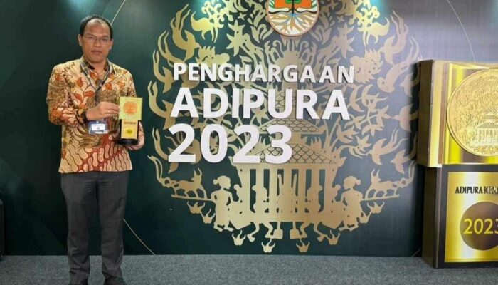 Dosmar Terima Penghargaan Adipura