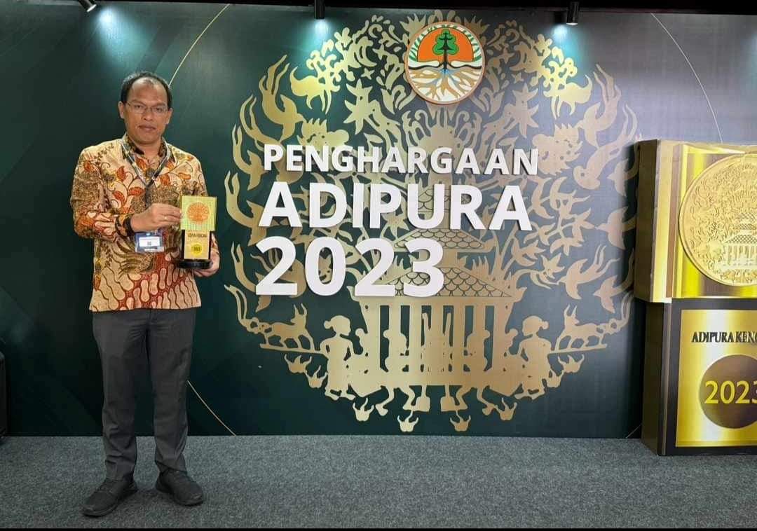 Dosmar Terima Penghargaan Adipura