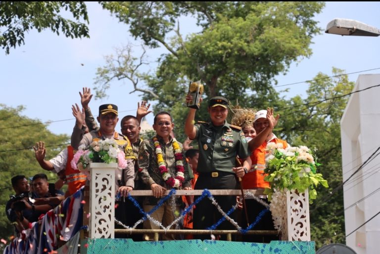 Arak-arakan Penyambutan Piala Adipura Berlangsung Meriah Arak-arakan Penyambutan Piala Adipura Berlangsung Meriah