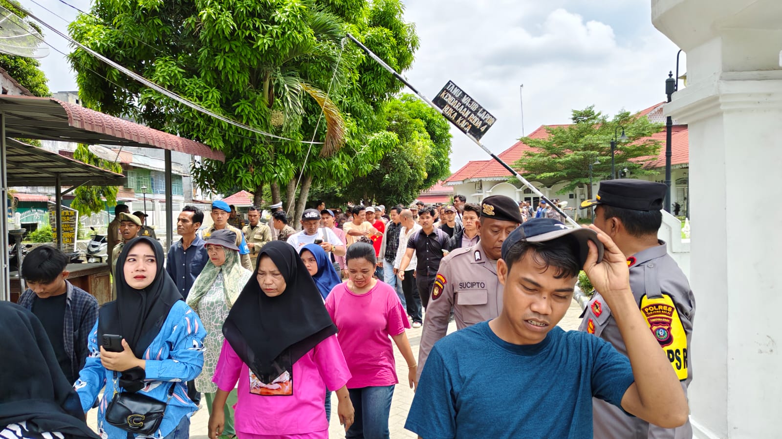 Massa Geruduk Rumdin Wali Kota Tanjungbalai Tuntut Dirut RS Dicopot