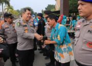 Kapolda Aceh Serahkan Daging Meugang Kepada Staf Dan PHL