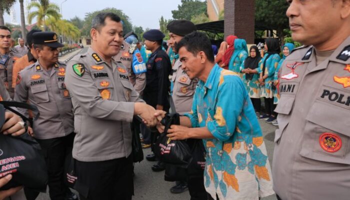 Kapolda Aceh Serahkan Daging Meugang Kepada Staf Dan PHL