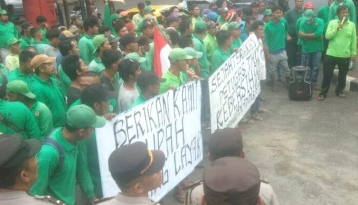 Petugas Kebersihan P. Siantar Demo Tuntut Honor Yang Layak