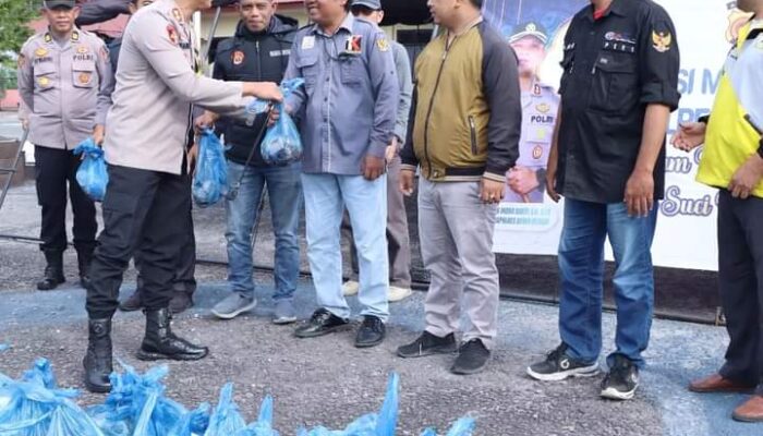 Sambut Ramadan, Kapolres Bener Meriah Bagikan Daging Meugang