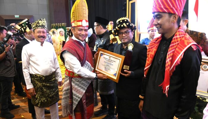Pj. Wali Kota Padangsidimpuan Terima Penghargaan Dari Pj Gubsu