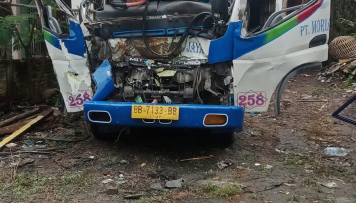 Bus Moria Tabrak Truk Parkir, 14 Luka-luka