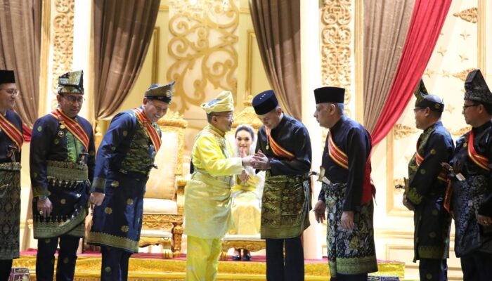Kesultanan Negeri Kotapinang Mengangkat Sultan Baru Dan Kukuhkan Gelar Adat Sejumlah Tokoh Masyarakat