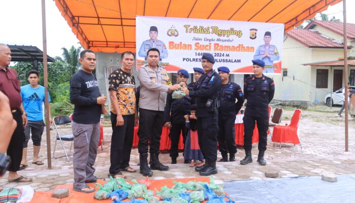 Tradisi Sambut Ramadan, Kapolres Subulussalam Bagikan Daging Meugang