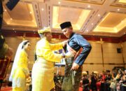 Ijeck Dan Istri Terima Gelar Kehormatan Dari Sultan Kotapinang XIV
