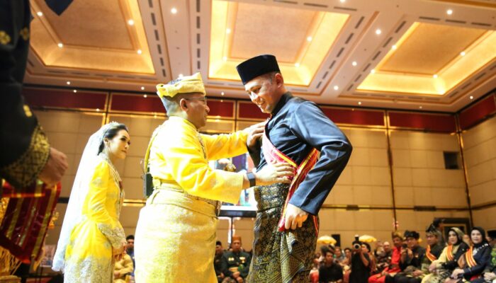 Ijeck Dan Istri Terima Gelar Kehormatan Dari Sultan Kotapinang XIV