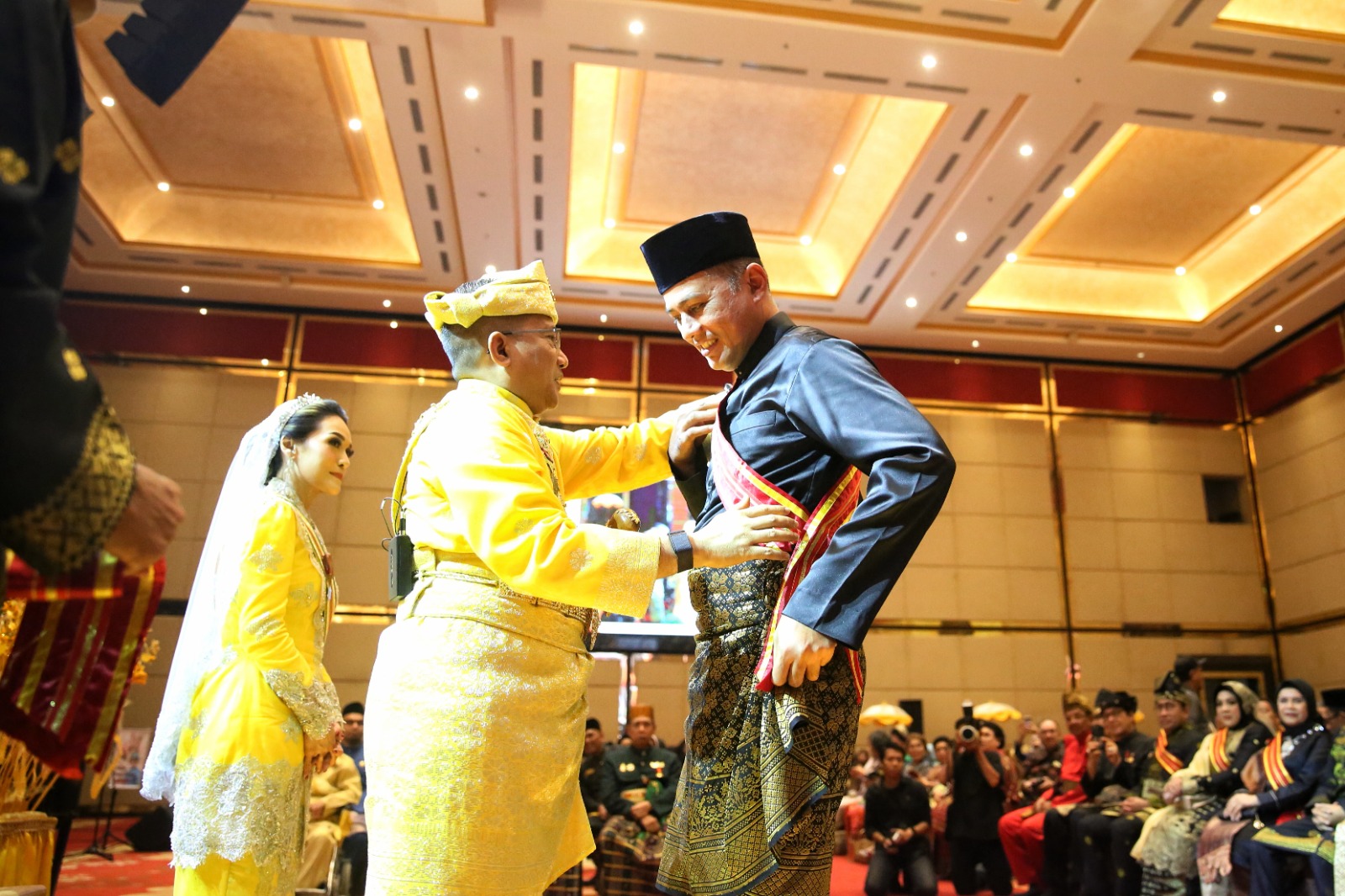 Ijeck Dan Istri Terima Gelar Kehormatan Dari Sultan Kotapinang XIV