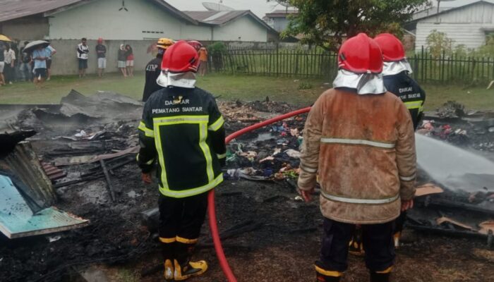 Satu Rumah Hangus Terbakar Di P. Siantar