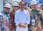 Presiden Joko Widodo berfoto bersama Pemimpin BNI Wilayah 01 Medan, Rustianto dan jajaran Pimpinan BNI Kantor Pusat yakni Syarif Hidayat dan Mu'in Fikri.