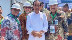 Presiden Joko Widodo berfoto bersama Pemimpin BNI Wilayah 01 Medan, Rustianto dan jajaran Pimpinan BNI Kantor Pusat yakni Syarif Hidayat dan Mu'in Fikri.