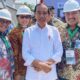 Presiden Joko Widodo berfoto bersama Pemimpin BNI Wilayah 01 Medan, Rustianto dan jajaran Pimpinan BNI Kantor Pusat yakni Syarif Hidayat dan Mu'in Fikri.