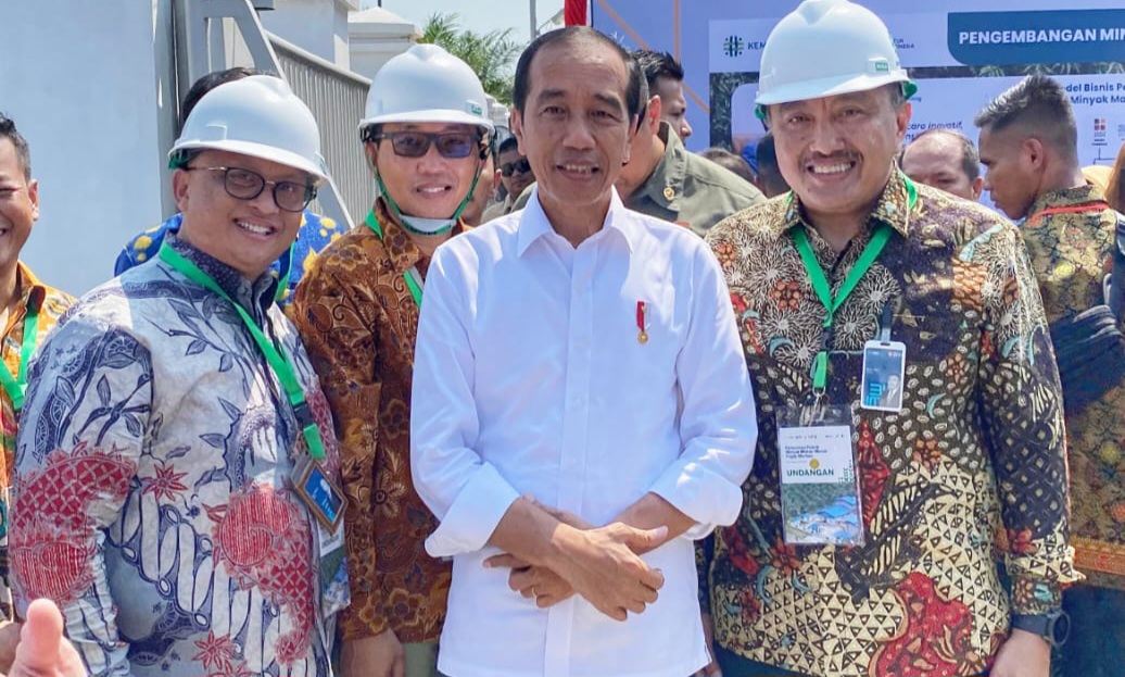 Presiden Joko Widodo berfoto bersama Pemimpin BNI Wilayah 01 Medan, Rustianto dan jajaran Pimpinan BNI Kantor Pusat yakni Syarif Hidayat dan Mu'in Fikri.