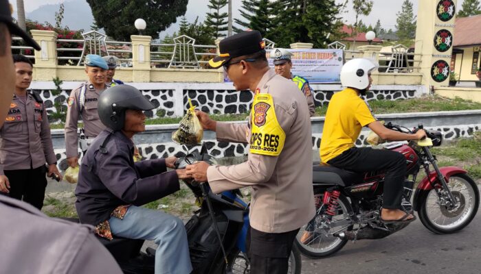 Kapolres Bener Meriah Dan Pejabat Utama Berbagi Takjil Gratis