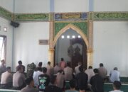 Personel Polres Humbahas Dan Masyarakat Salat Jumat Berjemaah