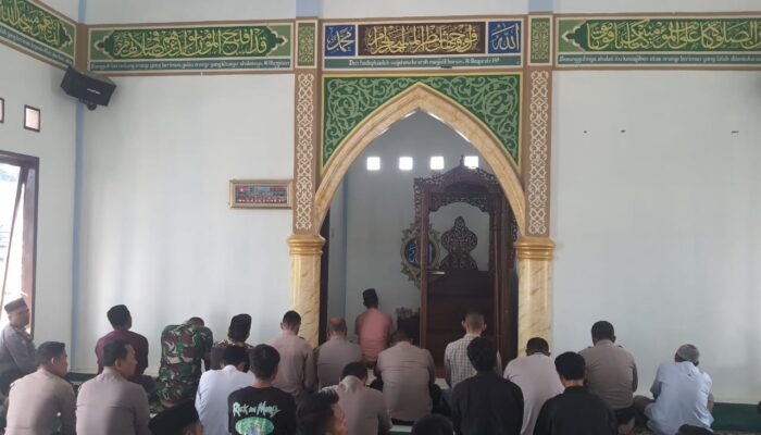 Personel Polres Humbahas Dan Masyarakat Salat Jumat Berjemaah