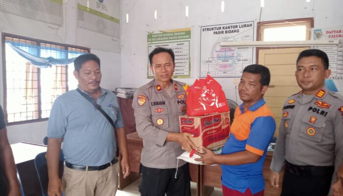 Ringankan Beban, Polres Tapteng Bantu Korban Kebakaran