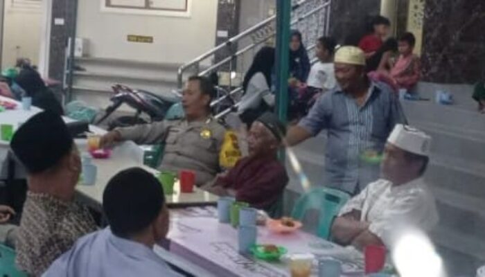 Bhabinkamtibmas Polres P. Siantar Buka Puasa Bersama Di Masjid