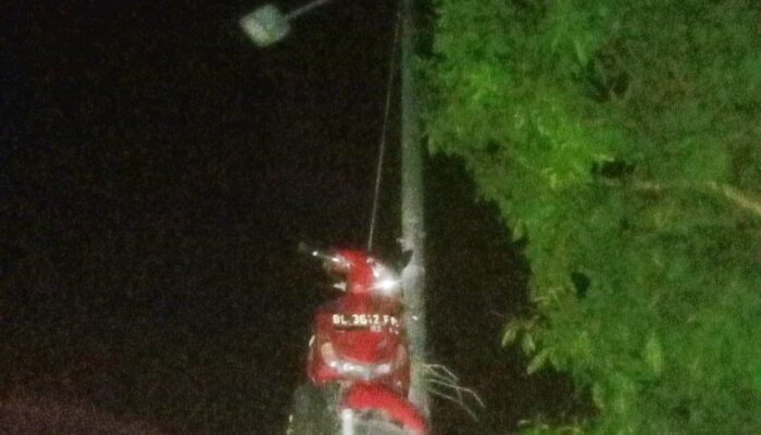 Diduga Beli Narkoba, Warga SP Tanjong Gantung Kereta Di Tiang Listrik