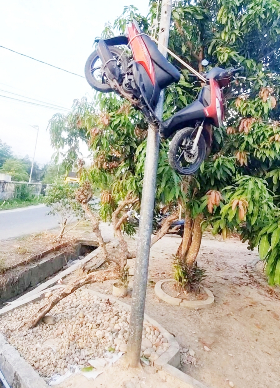 Diduga Beli Narkoba, Warga SP Tanjong Gantung Kereta Di Tiang Listrik