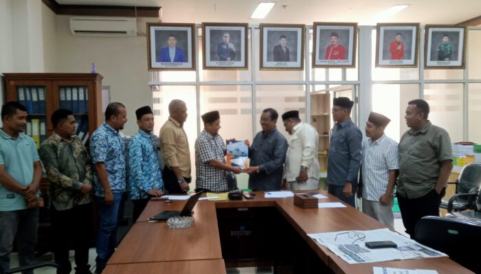 Ketua DPRK Aceh Utara Arafat Ali Serahkan SK Pansel Panwaslih