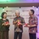 Direktur CIMB Niaga Henky Sulistyo (tengah) berbincang bersama Head of Region Sumatera CIMB Niaga Maya Sartika (kiri), dan Chief Sales & Acquisition CNAF Angga (kanan) di sela-sela Buka Puasa dan Silaturahmi Media bersama CIMB Niaga di Medan, Rabu (20/3/2024).