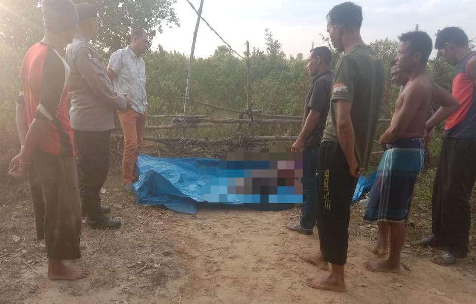 Mayat Ditemukan Warga Terapung Di Dalam Kolam