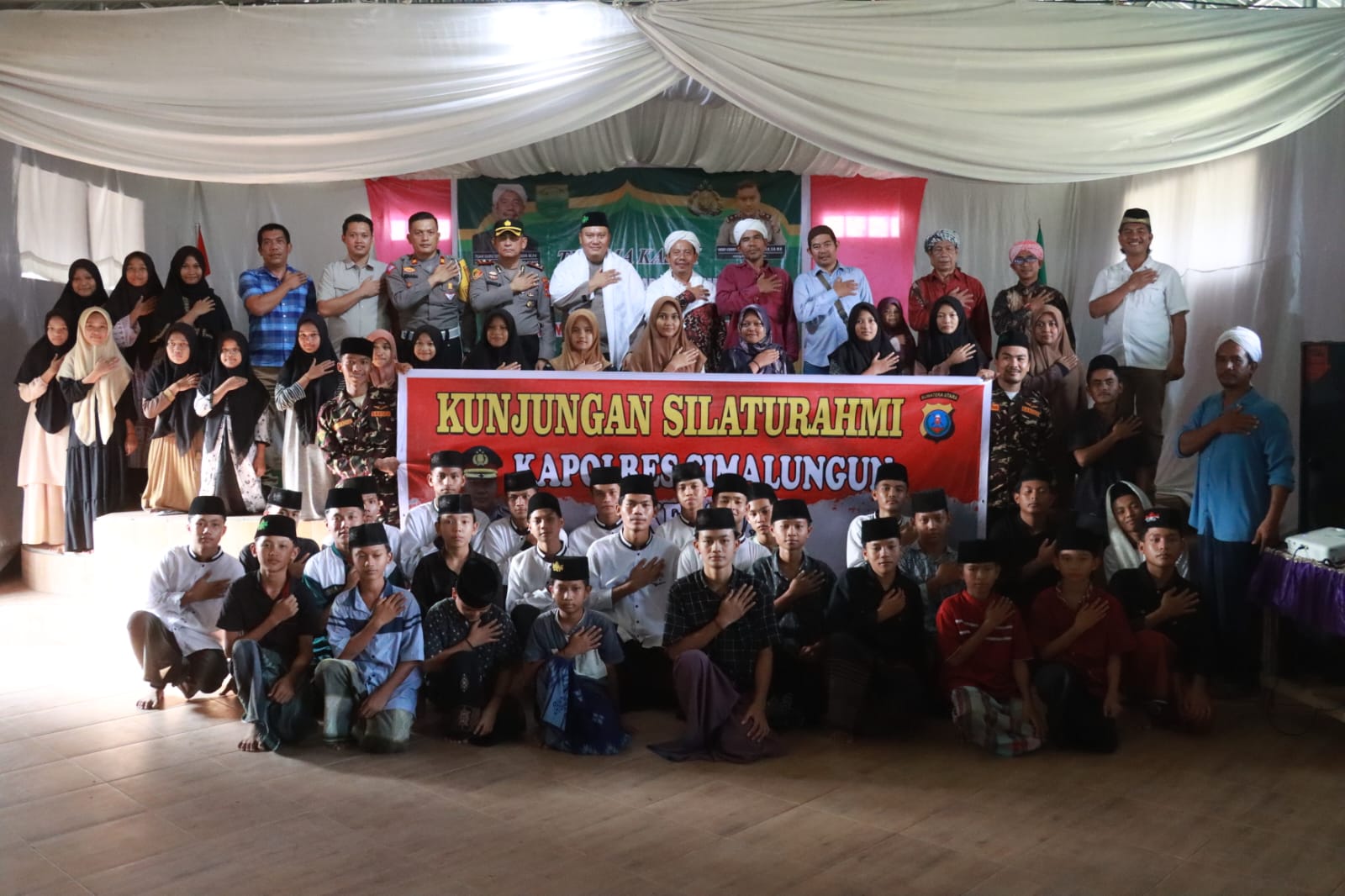 Kapolres Simalungun Diangkat Jadi Keluarga Kehormatan Ponpes Darul Hikmah