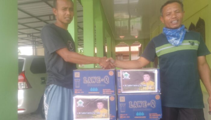 Salim Fakhry Distribusikan 10 Kotak Air Mineral Setiap Masjid Di Agara
