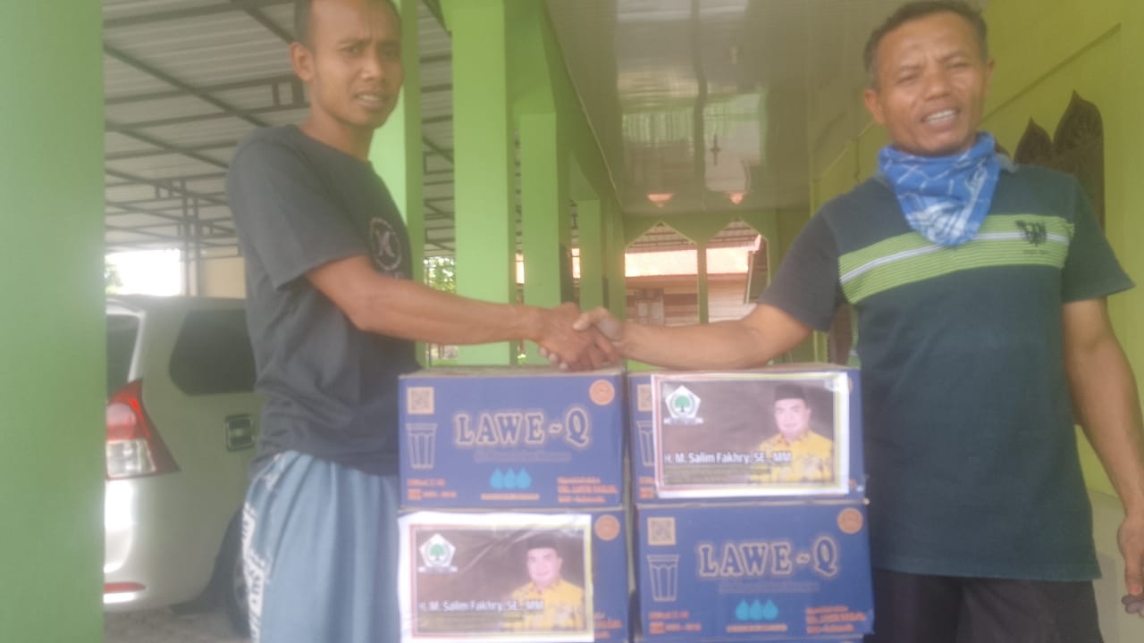 Salim Fakhry Distribusikan 10 Kotak Air Mineral Setiap Masjid Di Agara