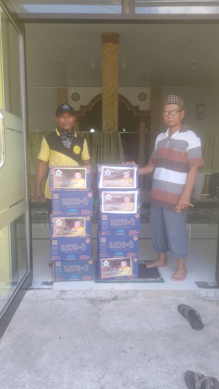 Salim Fakhry Distribusikan 10 Kotak Air Mineral Setiap Masjid Di Agara