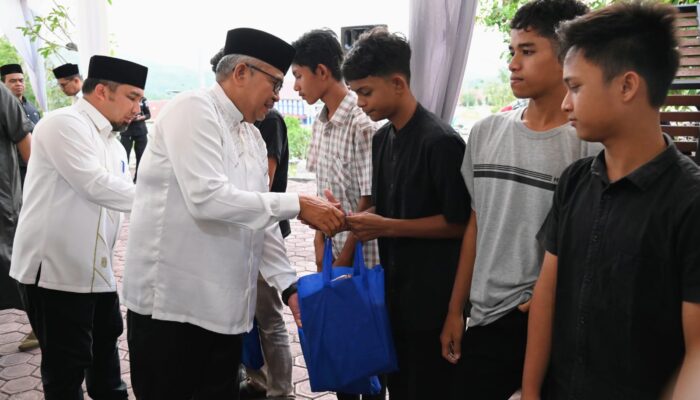 Pj Gubernur Bersama Pj Bupati Aceh Besar Santuni 25 Anak Yatim
