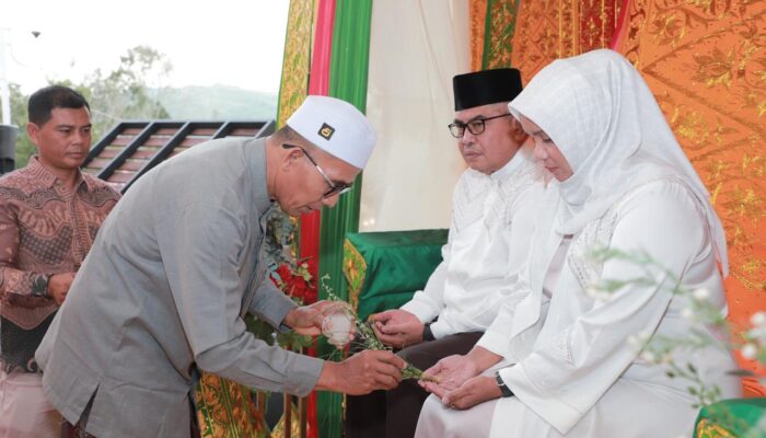 Pemkab Aceh Besar Peusijuek Pj Gubernur Aceh